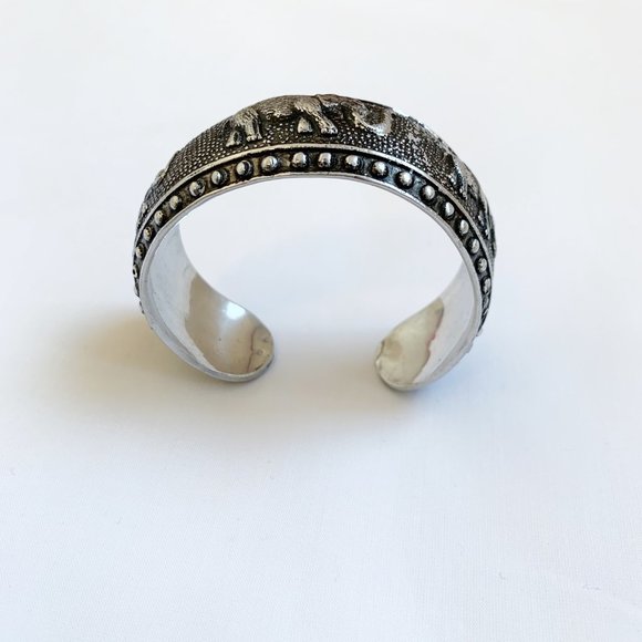 VINTAGE | SILVER ELEPHANT BANGLE - Picture 3 of 6